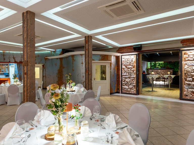 Um die alte Distille wurde im Brennhaus von Genusshotel Behl ein Saal für Feierlichkeiten eingerichtet