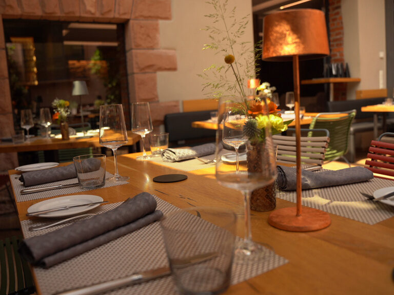 Im Restaurant sind die Tische für das Abendessen gedeckt