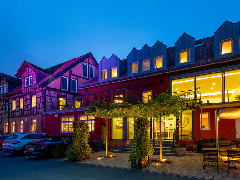 Das Hotel in Blankenbach bei Nacht.